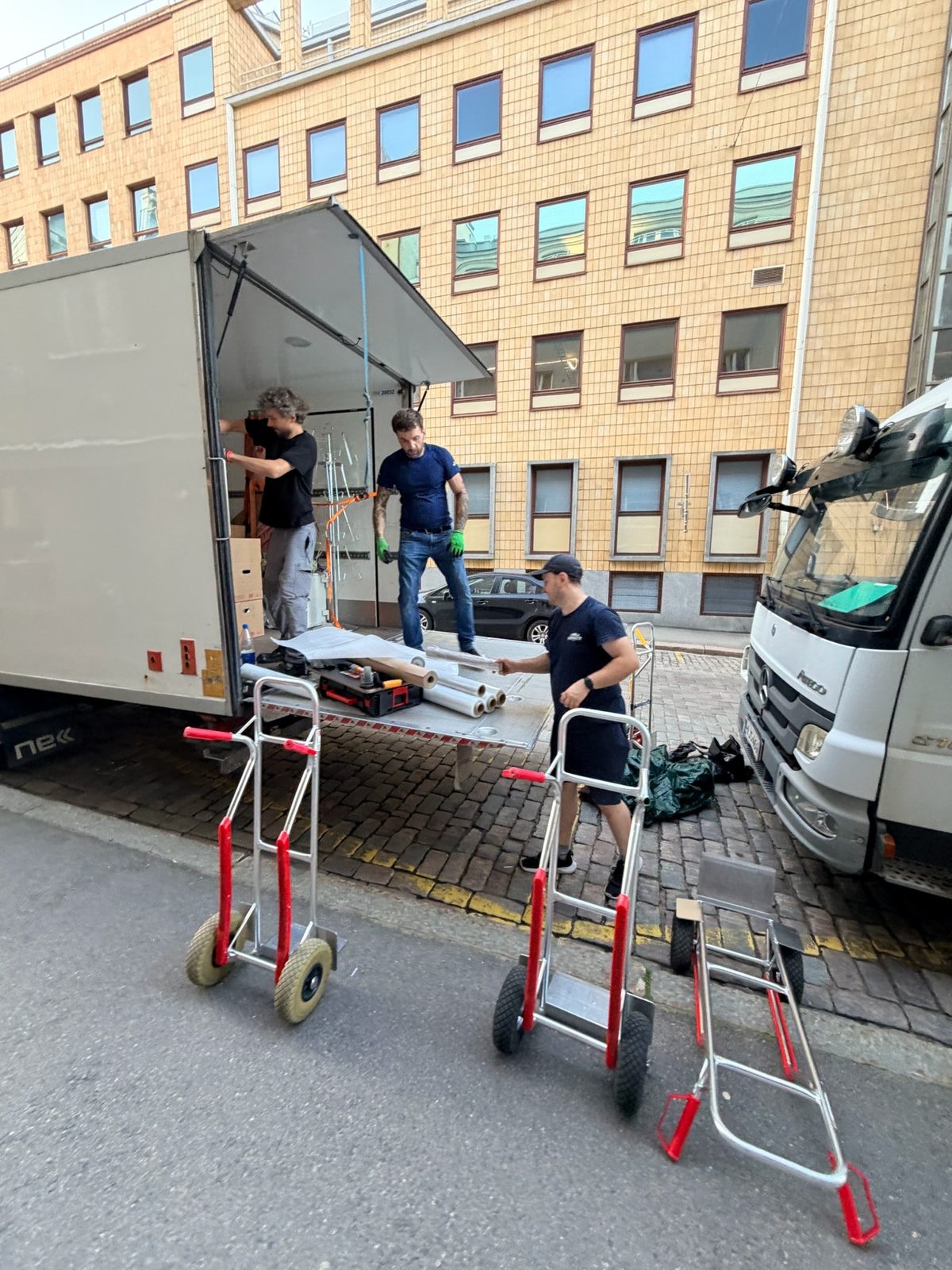 Mover.fi crew unloading a truck in central Helsinki